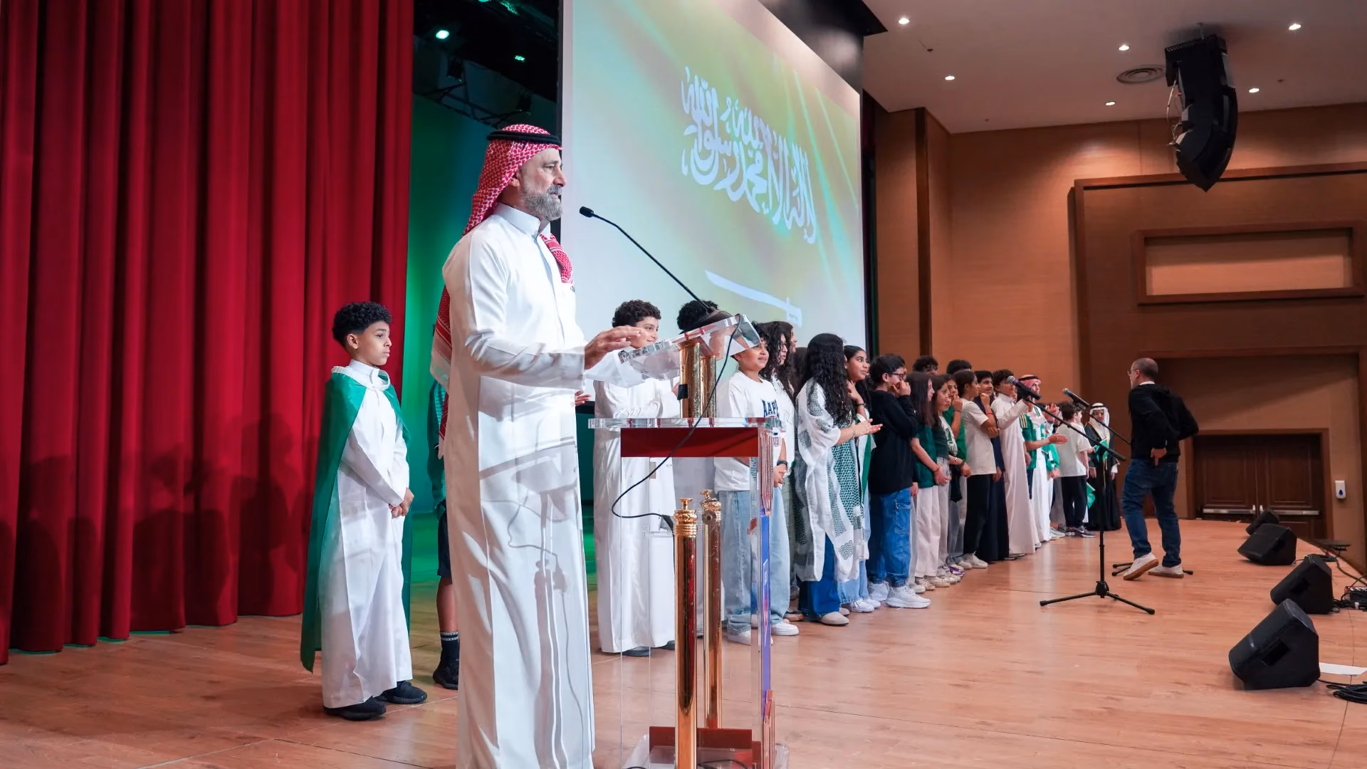 طلاب AISJ في كشك معرض التراث الثقافي