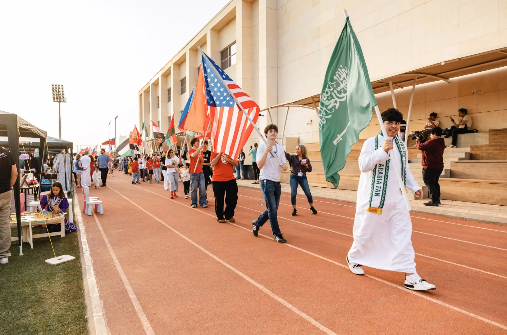 طلاب يهتفون في يوم AISJ الدولي.