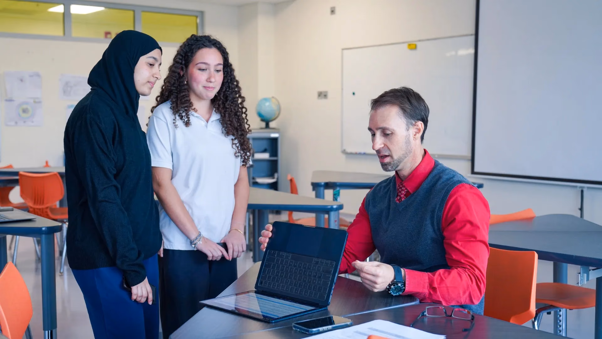 طلاب AISJ الثانويون يحضرون عرضًا عن الذكاء الاصطناعي التوليدي في مختبر AI